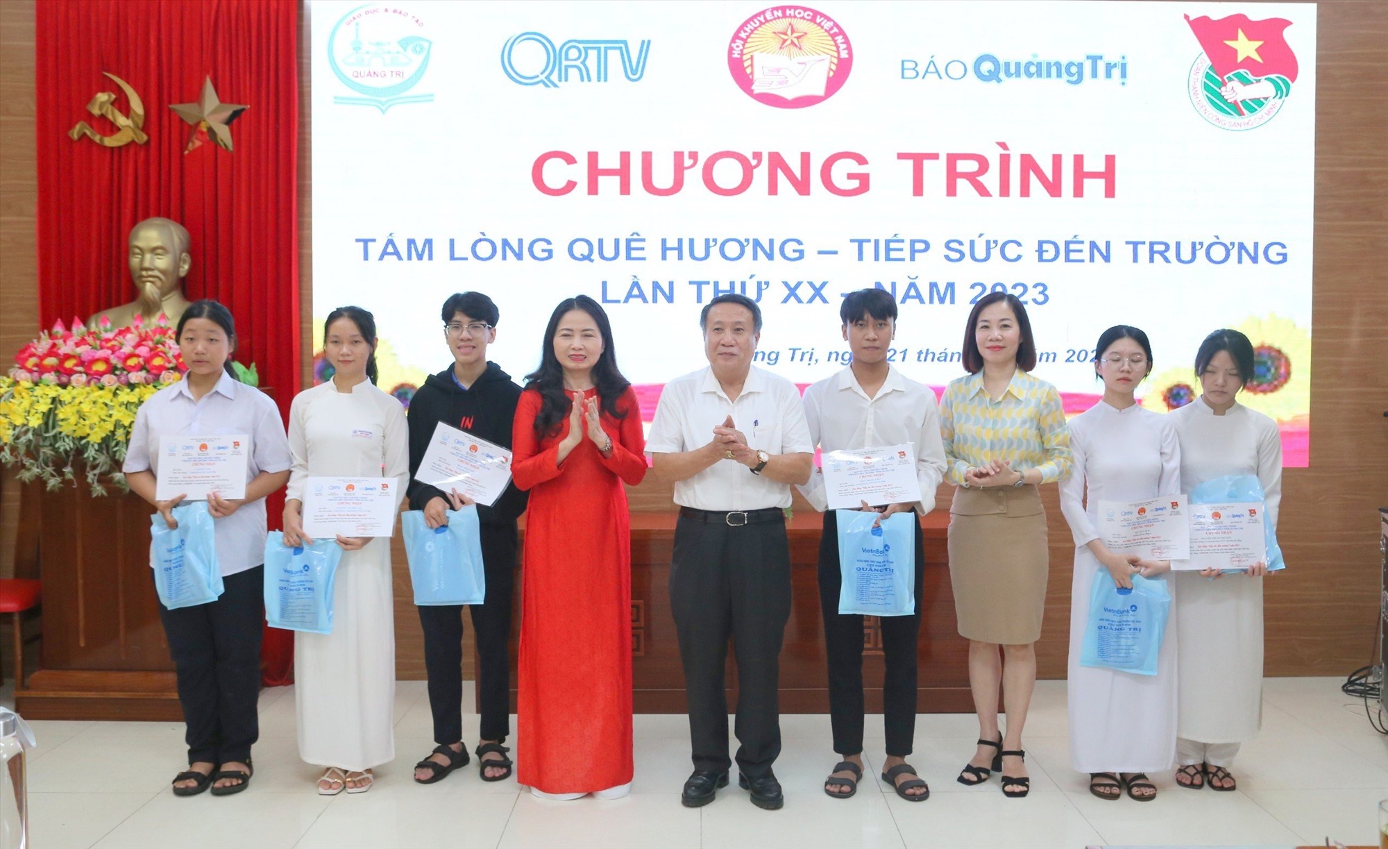 Phó Chủ tịch Thường trực UBND tỉnh Hà Sỹ Đồng trao học bổng “Tiếp sức đến trường” đợt 2 năm 2023 cho các tân sinh viên có hoàn cảnh khó khăn - Ảnh: N.B