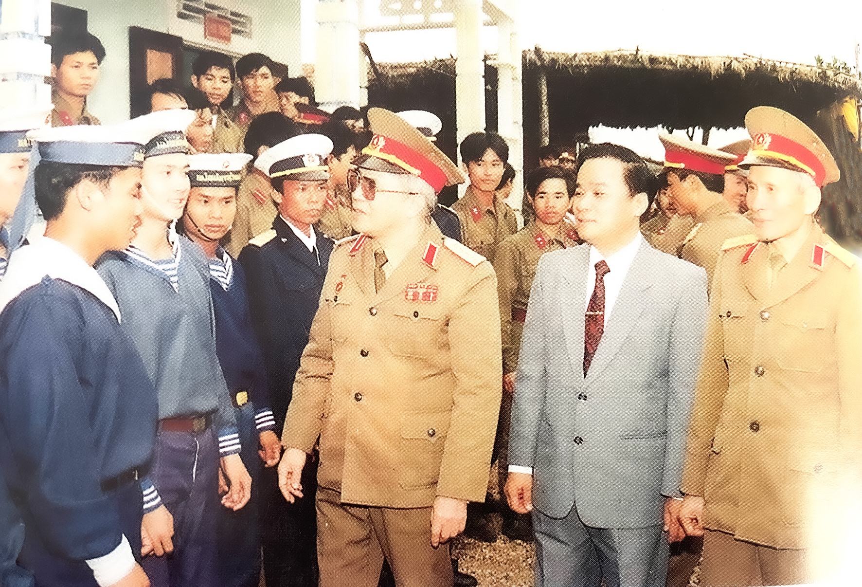 Đại tướng Đoàn Khuê (thứ 3, từ phải qua) thăm bộ đội đảo Cồn Cỏ, ngày 26/1/1995 -Ảnh: T.L