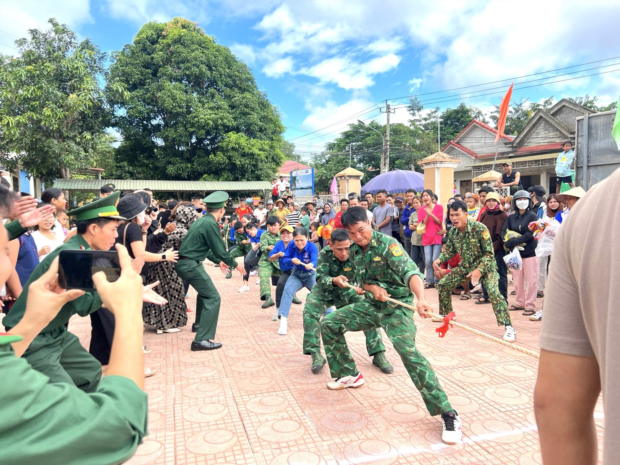 Thi đấu kéo co nam – nữ tại Ngày hội Văn hóa – Thể thao thanh niên các dân tộc huyện Hướng Hóa-Ảnh: Đình Phục