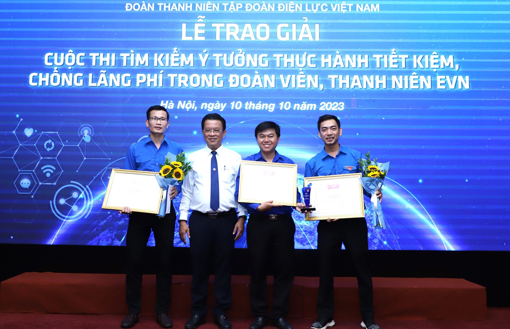 Anh Lê Văn Minh (thứ hai, từ phải qua) cùng với 2 tác giả ở PC Quảng Trị đoạt giải xuất sắc tại Cuộc thi“Ý tưởng về thực hành tiết kiệm chống lãng phí trong đoàn viên, thanh niên EVN” -Ảnh: M.T