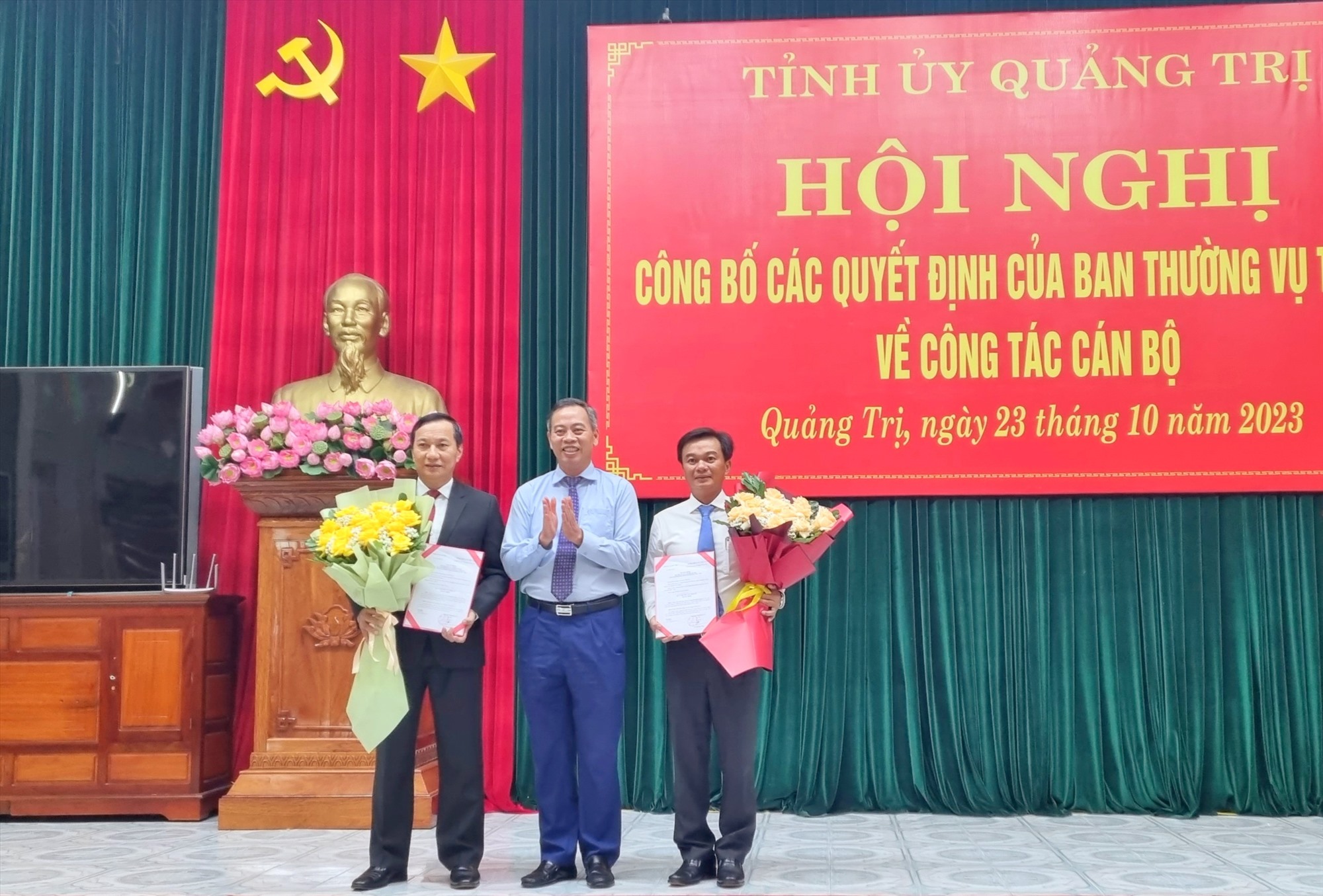 Phó Bí thư Thường trực Tỉnh ủy, Chủ tịch HĐND tỉnh Nguyễn Đăng Quang trao quyết định và tặng hoa chúc mừng tân Bí thư Thành ủy Đông Hà Lê Quang Chiến và Phó Bí thư Đảng đoàn HĐND tỉnh Nguyễn Chiến Thắng - Ảnh: K.S