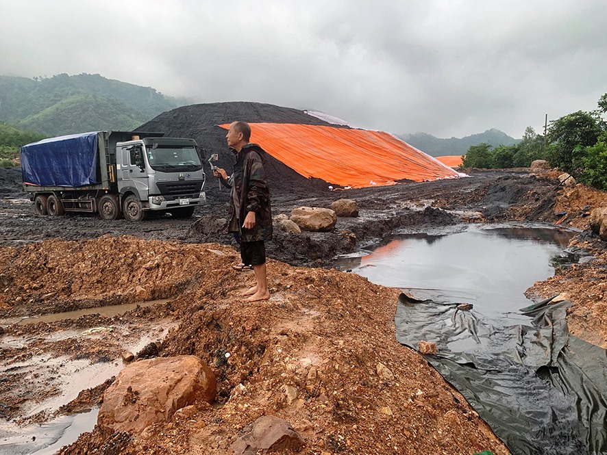 Công ty TNHH Nam Tiến đã tiến hành đào thêm các hố lắng tại bãi tập kết, sang hạ tải than của công ty để giảm thiểu ô nhiễm trước khi nguồn nước từ bãi than thải ra môi trường - Ảnh: Đ.V