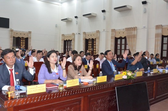 Đại biểu biểu quyết thông qua nghị quyết tại Đại hội - Ảnh: Lê Minh