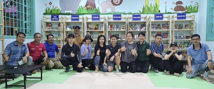 Anh Trần Xuân Dương (người thứ 6, phải sang) cùng các tình nguyện viên hoàn thành phòng đọc thư viện tại Trường Phổ thông dân tộc bán trú Tiểu học Vĩnh Khê -Ảnh: N.T