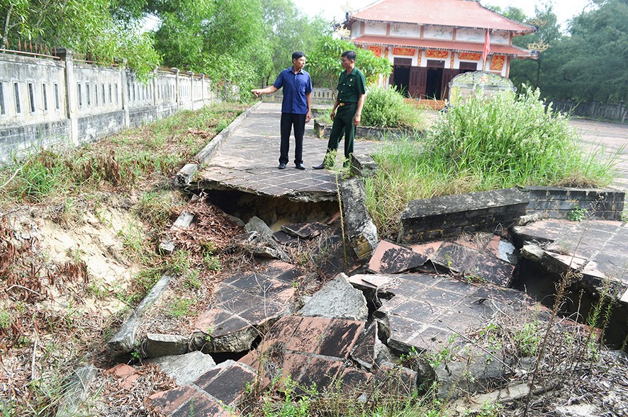 Một phía góc tường rào và sân của Di tích lịch sử Đồi 31 ở thôn Nhĩ Thượng, xã Gio Mỹ, huyện Gio Linh đã bị sụt lún nghiêm trọng - Ảnh: Đ.V