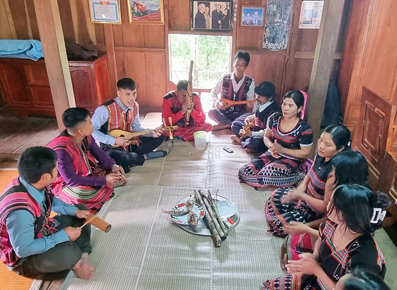 Người Pa Kô ở xã Tà Rụt, huyện Đakrông sinh hoạt văn nghệ truyền thống -Ảnh: K.S