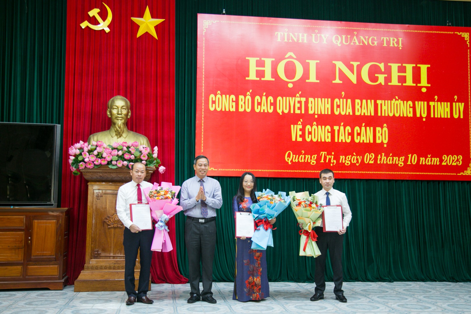 Phó Bí thư Thường trực Tỉnh ủy, Chủ tịch HĐND tỉnh Nguyễn Đăng Quang trao quyết định, tặng hoa chúc mừng các cán bộ được bổ nhiệm - Ảnh: L.T