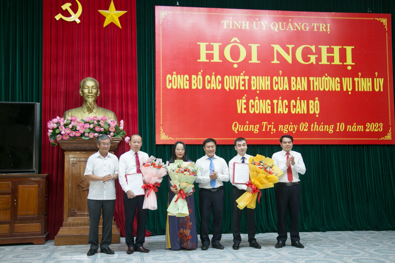 Chánh Văn phòng Tỉnh ủy Nguyễn Khánh Vũ tặng hoa chúc mừng các cán bộ được bổ nhiệm - Ảnh: L.T