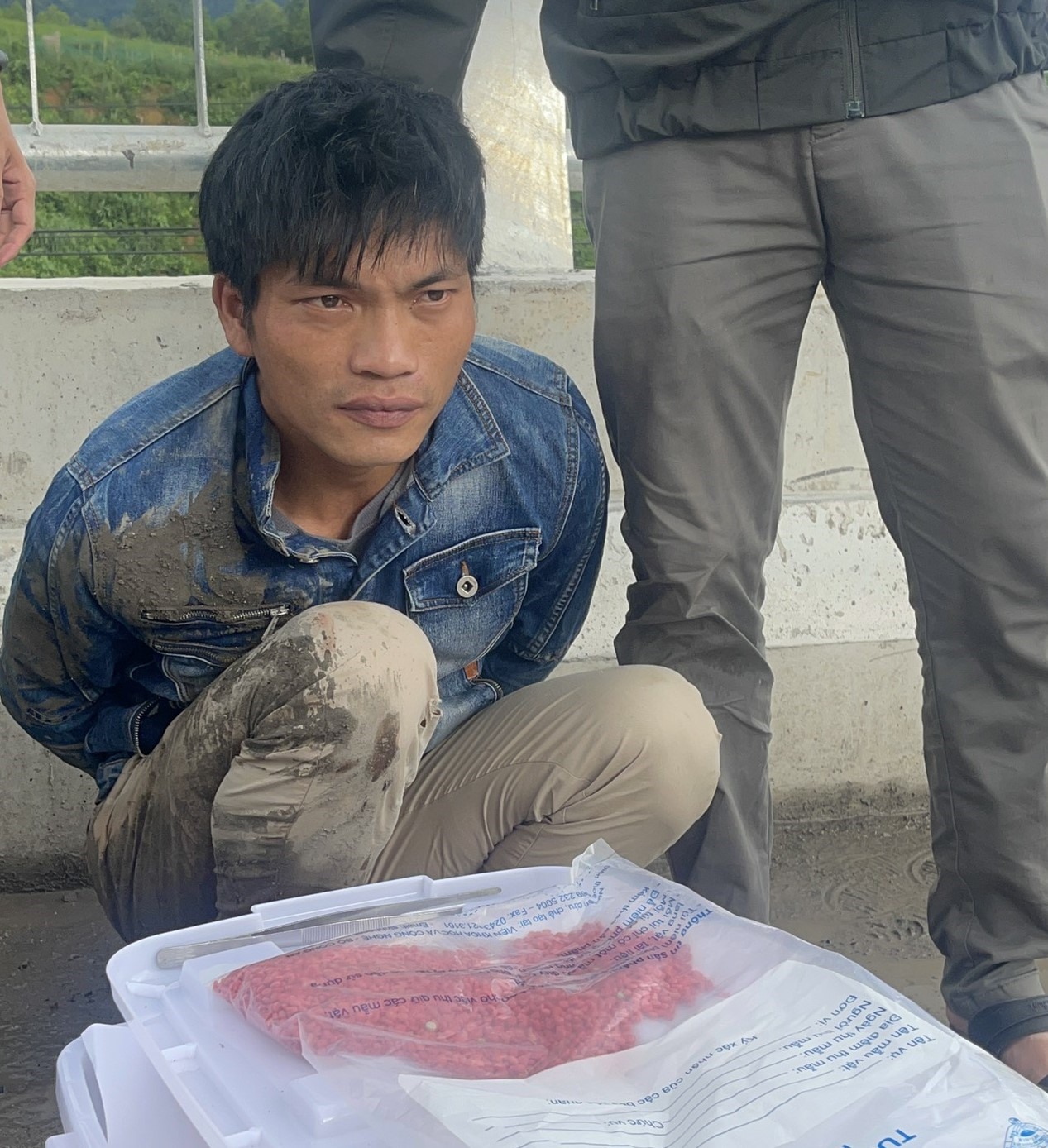 Đối tượng Nguyễn Hữu Bình bị bắt giữ cùng tang vật - Ảnh: T.N