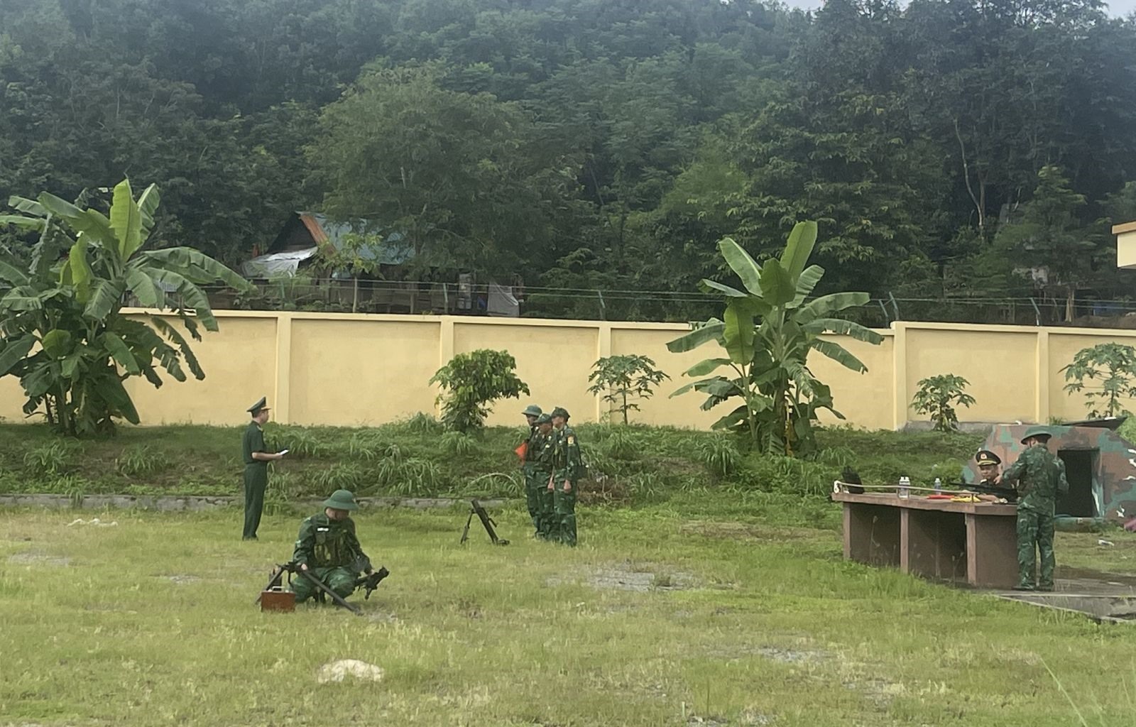 Kiểm tra khẩu đội súng Đại liên K57 và khẩu đội Cối 60 tại Đồn BP CKQT Lao Bảo