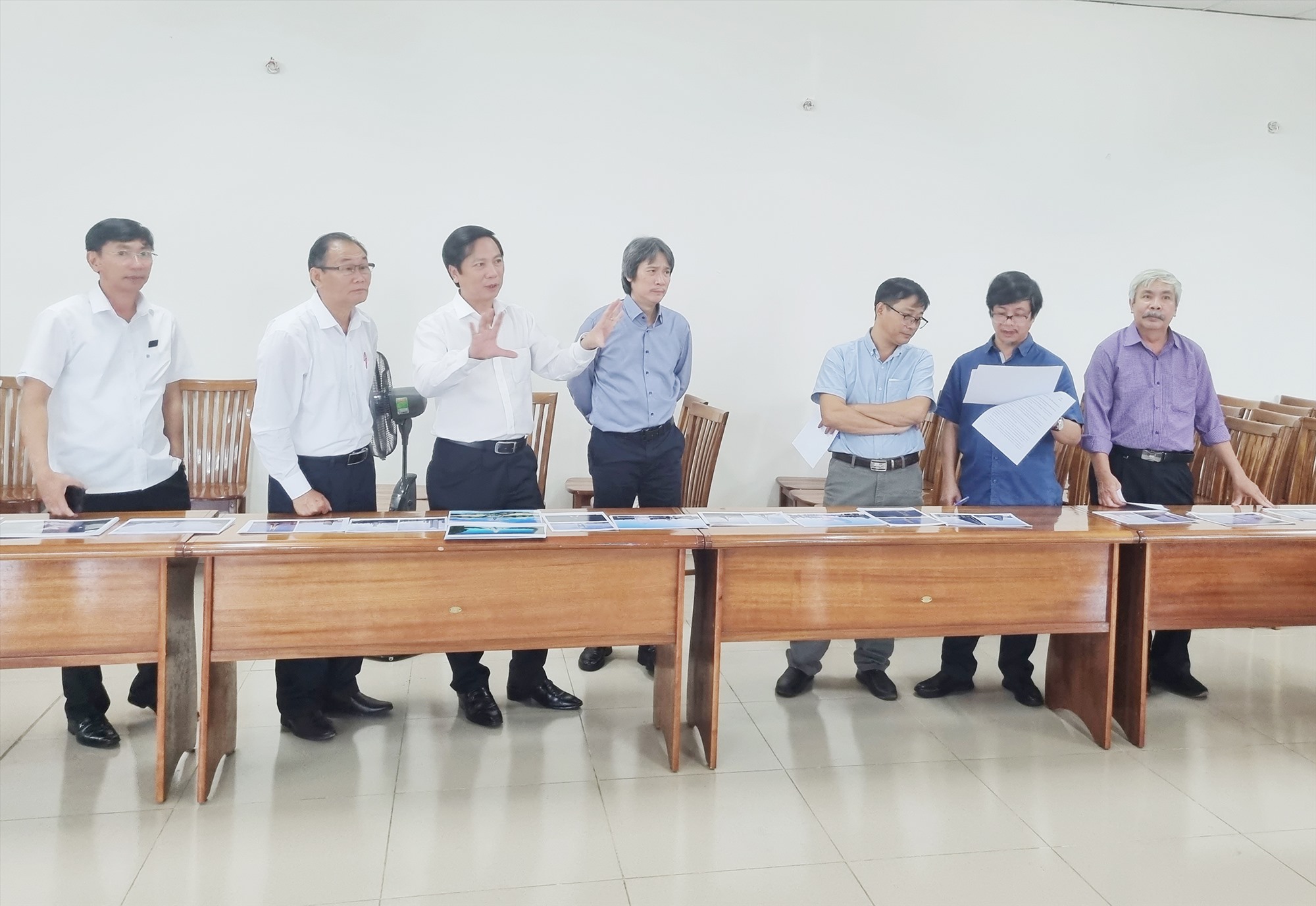 Phó Chủ tịch UBND tỉnh Hoàng Nam trao đổi với các thành viên của Hội đồng nghệ thuật tại buổi chấm thi vòng chung khảo - Ảnh: Tú Linh