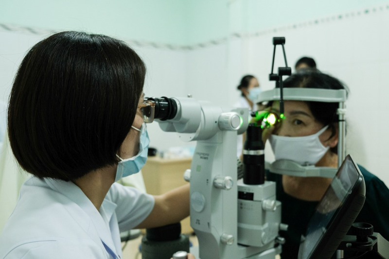 Bác sĩ Bệnh viện Mắt khám cho bệnh nhân đau mắt đỏ -Ảnh: M.L