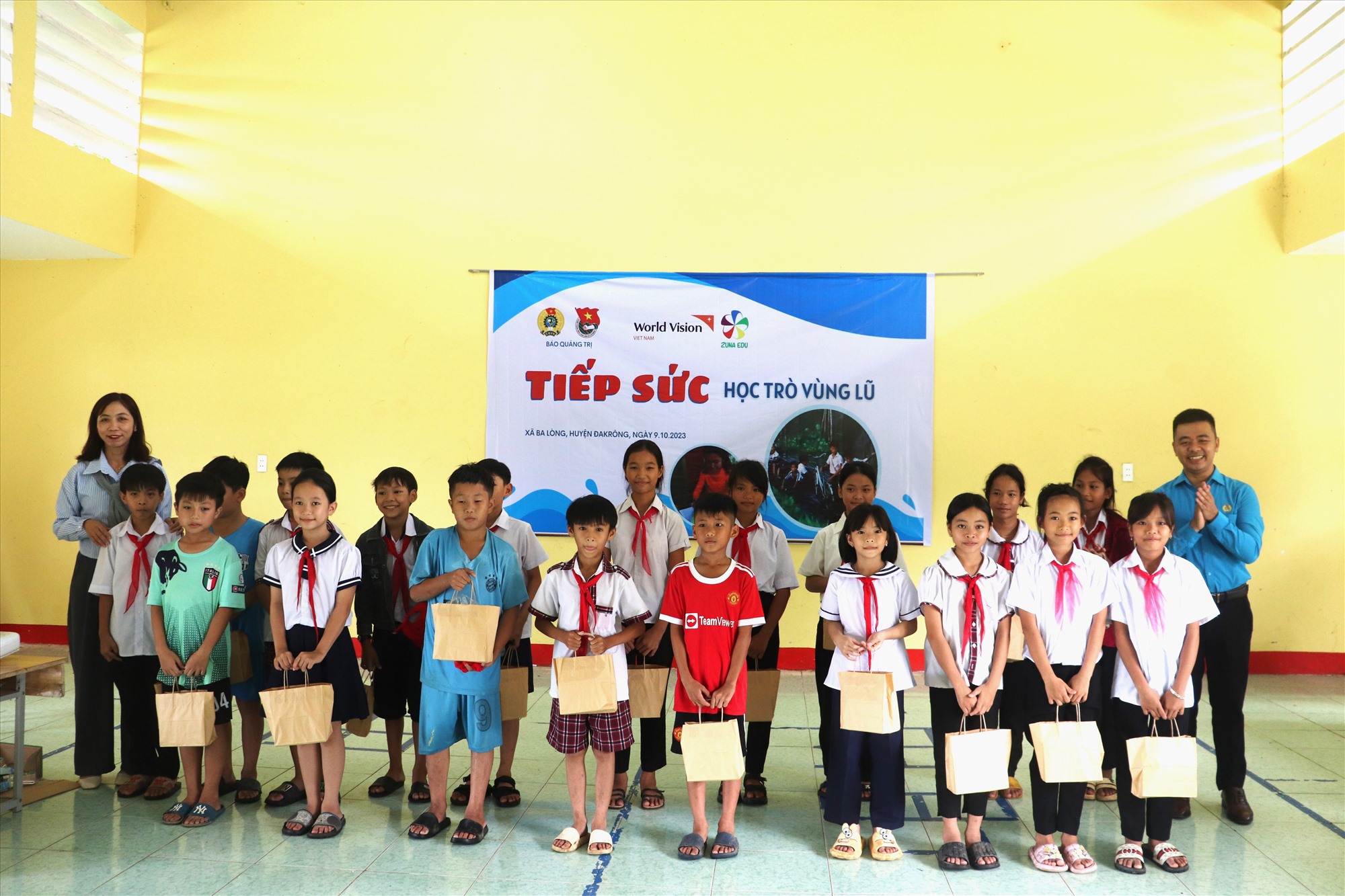 Ban tổ chức trao quà cho các em học sinh Trường Tiểu học & THCS Ba Lòng - Ảnh: T.P