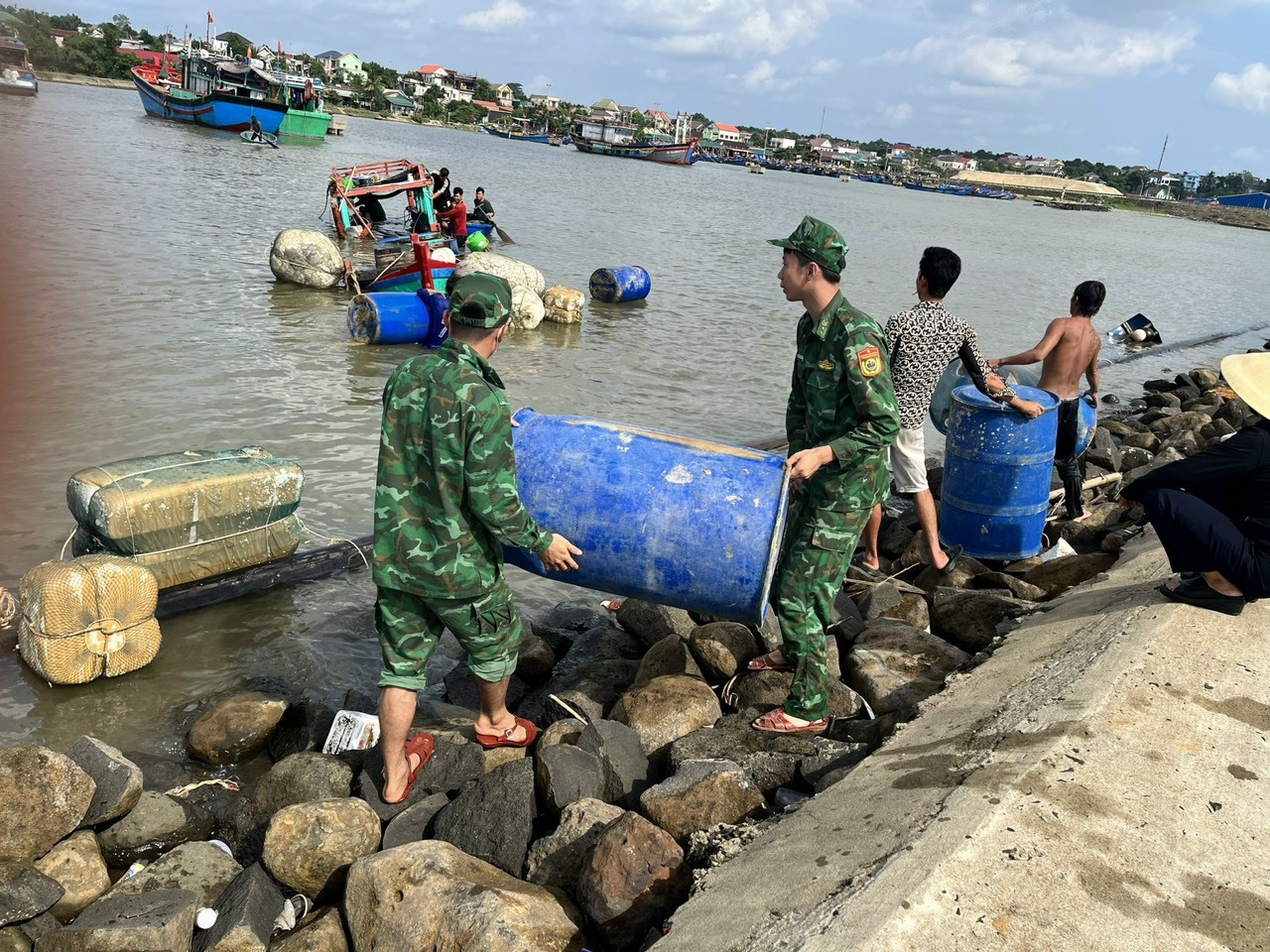 Đồn Biên phòng Cửa Tùng cùng với người dân tiến hành trục vớt tàu cá của ngư dân - Ảnh: Đồn Biên phòng Cửa Tùng cung cấp