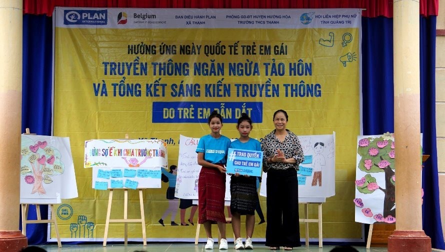 Phó Chủ tịch Hội LHPN tỉnh Nguyễn Thị Quế Phượng trao bảng tượng trưng Trao quyền cho trẻ em gái -Ảnh: Huyền Trang
