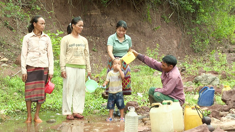 Người dân xã Lìa, huyện Hướng Hoá phải lấy nước từ sông, suối sử dụng do phần lớn các công trình cấp nước trên địa bàn bị xuống cấp, hư hỏng - Ảnh: Đ.V
