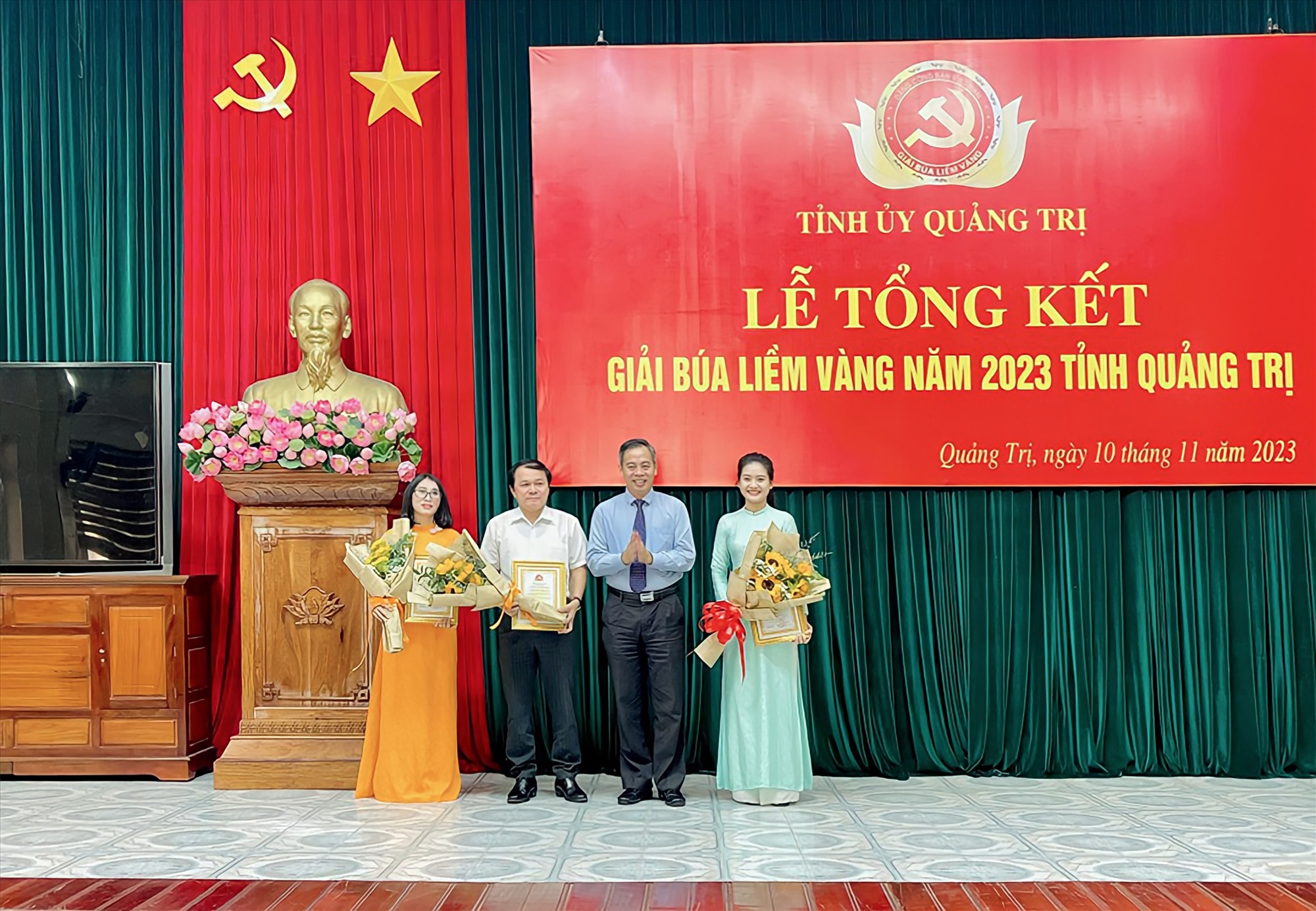 Phó Bí thư Thường trực Tỉnh ủy, Chủ tịch HĐND tỉnh Nguyễn Đăng Quang trao giải Nhất cho các tác giả - Ảnh: ĐV