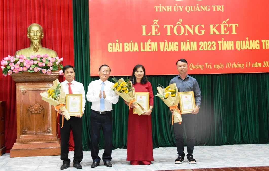 Trưởng Ban Tuyên giáo Tỉnh ủy Hồ Đại Nam trao giải Nhì cho các tác giả - Ảnh: ĐV