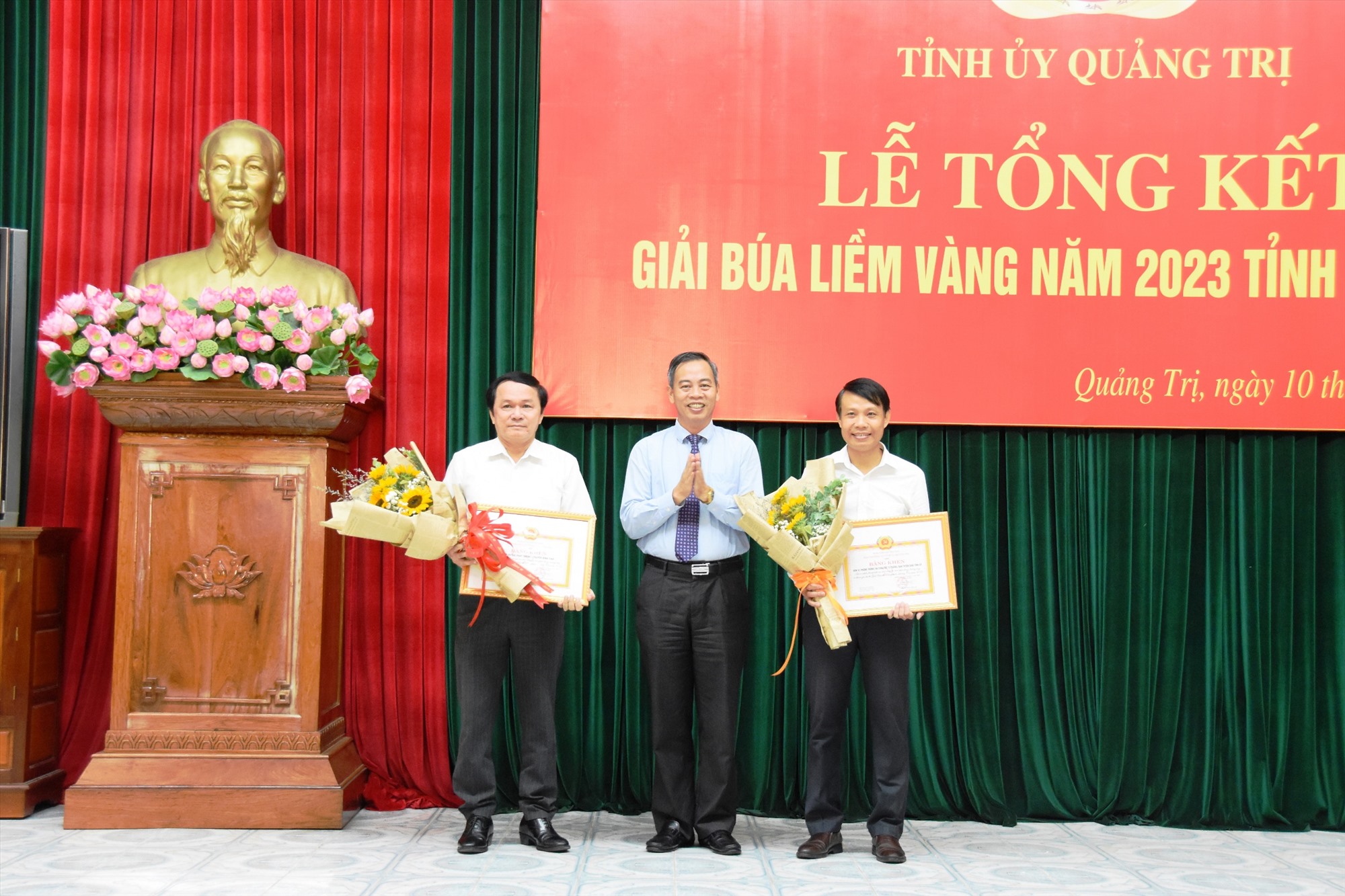 Phó Bí thư Thường trực Tỉnh ủy, Chủ tịch HĐND tỉnh Nguyễn Đăng Quang trao giải phụ cho các tập thể - Ảnh: ĐV