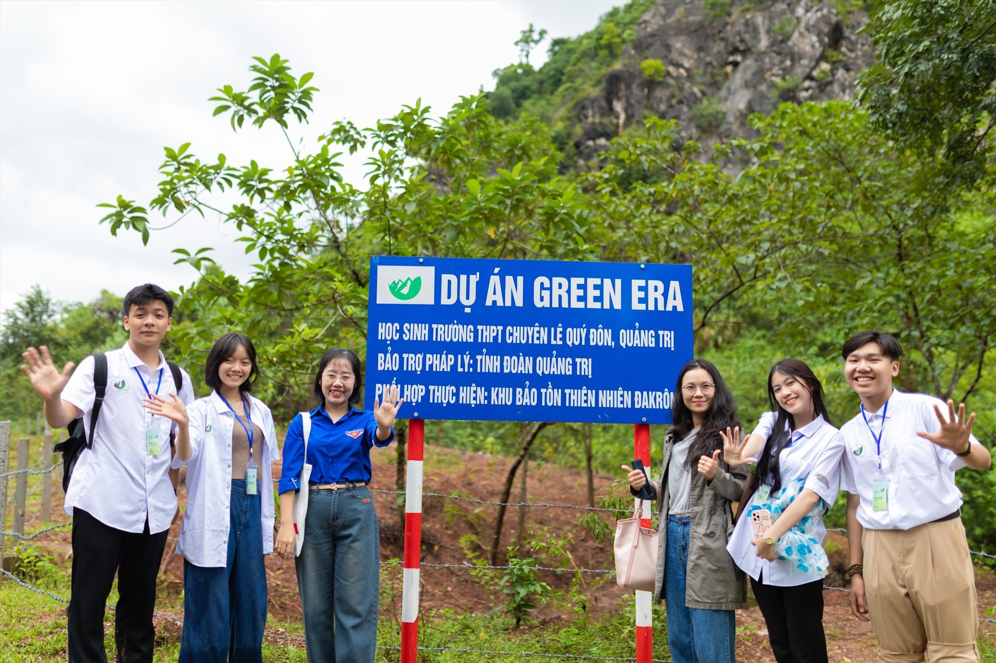 Lâm Hồng Phúc (thứ 2, từ trái sang) chụp hình lưu niệm cùng giáo viên chủ nhiệm và các bạnthực hiện dự án Green Era - Ảnh: Đ.V