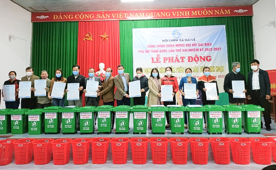 UBND xã, Hội LHPN xã Hải Lệ trao tặng thùng rác, sọt đựng rác cho hội viên phụ nữ thực hiện mô hình phân loại rác thải sinh hoạt -Ảnh: K.S