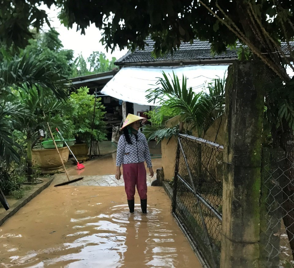 Hiện nước bắt đầu rút chậm, người dân huyện Cam Lộ tập trung khắc phục hậu quả ngập lụt - Ảnh: L.T