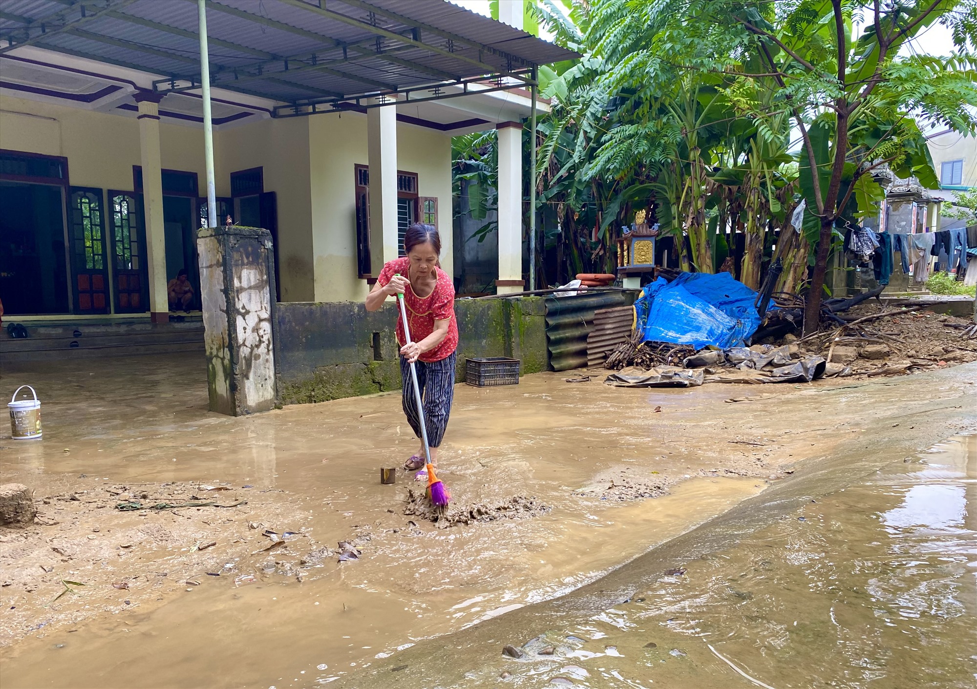 Người dân Khu phố 3, Phường 4, TP. Đông Hà vệ sinh đường đi sau khi nước rút - Ảnh: N.B