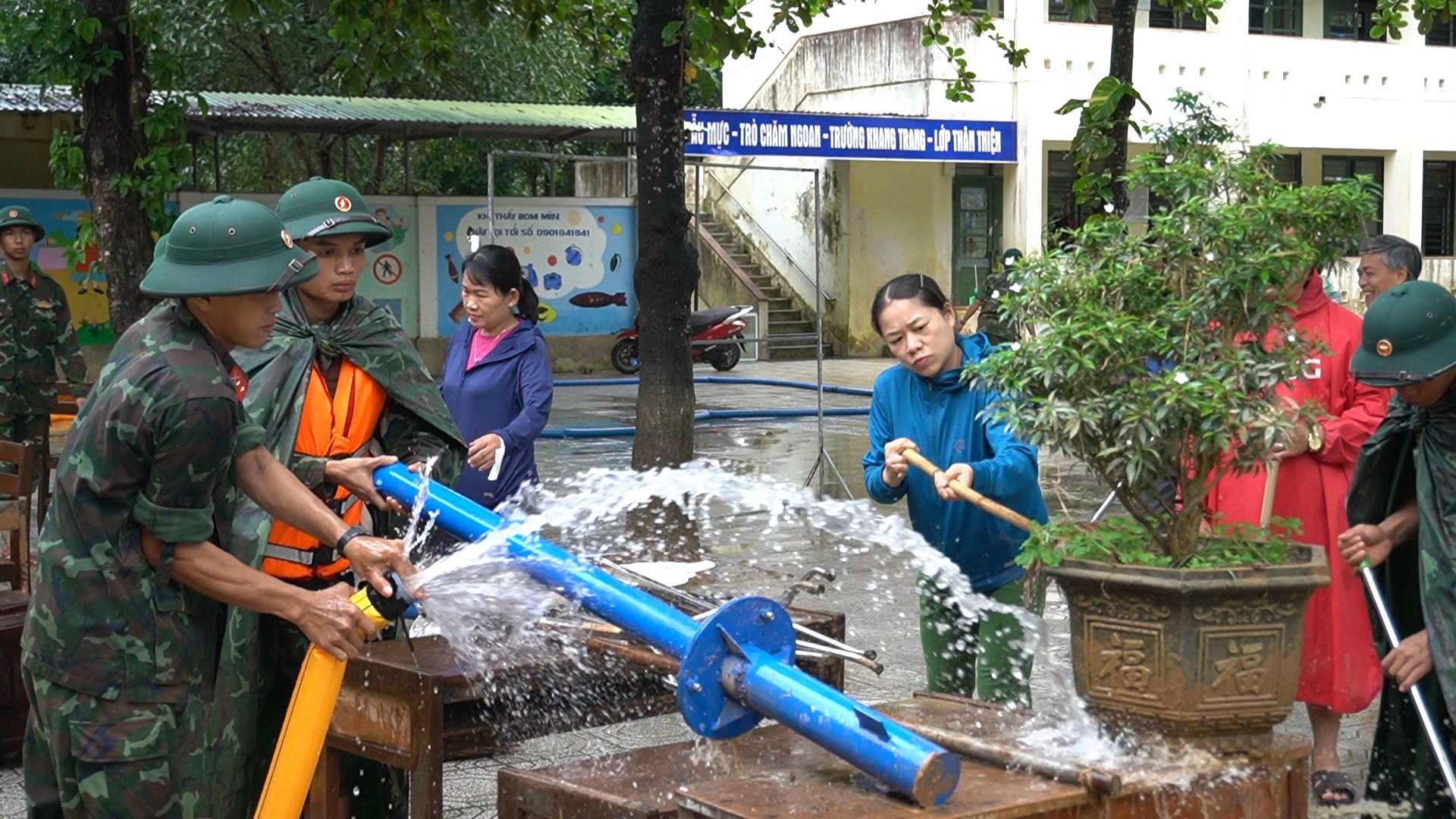 Cán bộ, chiến sĩ Trung đoàn 19 giúp Trường Tiểu học và Trung học cơ sở Cam Tuyền dọn dẹp sau lũ - Ảnh: L.T