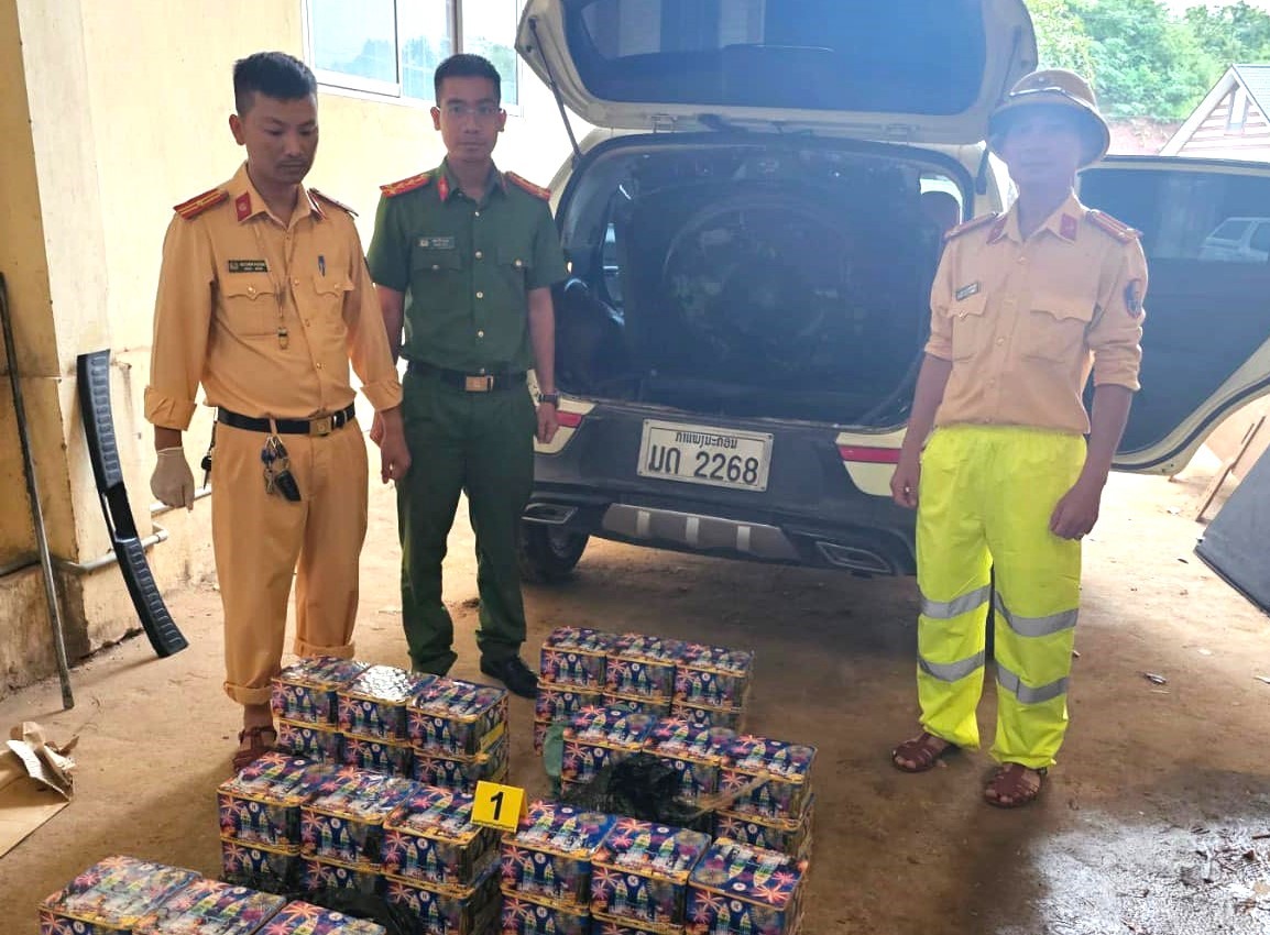 Lực lượng Trạm CSGT Đakrông thu giữ 63 hộp pháo trên ô tô biển kiểm soát Lào - Ảnh: Phòng CSGT
