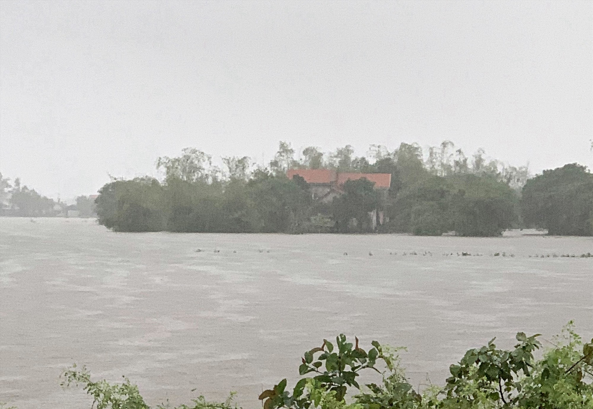 Mưa lớn đã gây ngập lụt cục bộ một số điểm khu dân cư trên địa bàn huyện Hải Lăng - Ảnh: L.A