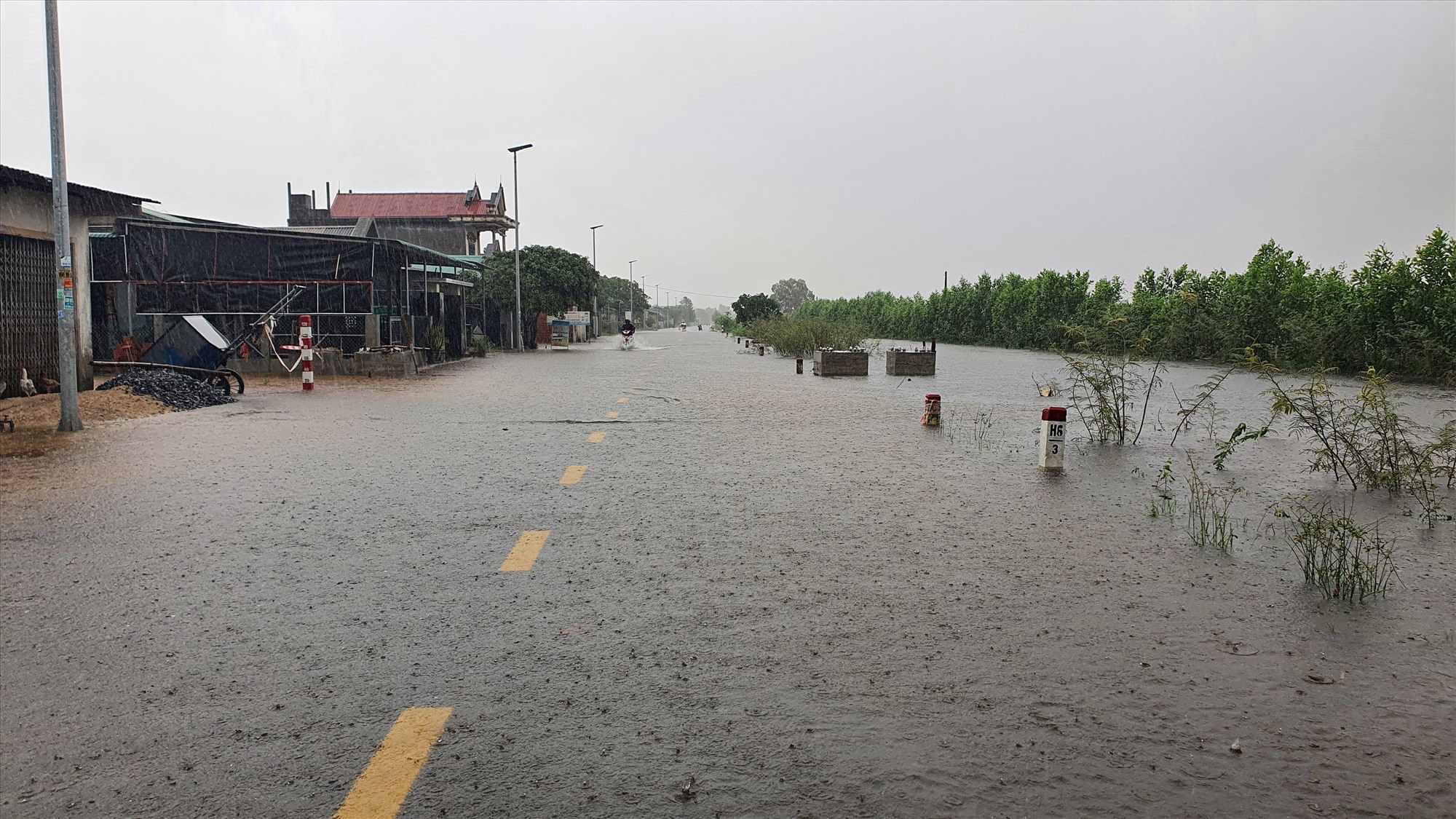 Tuyến đường 582 đoạn qua địa bàn xã Hải Định bị từ ngập 0,2 – 0,4 m - Ảnh: L.A