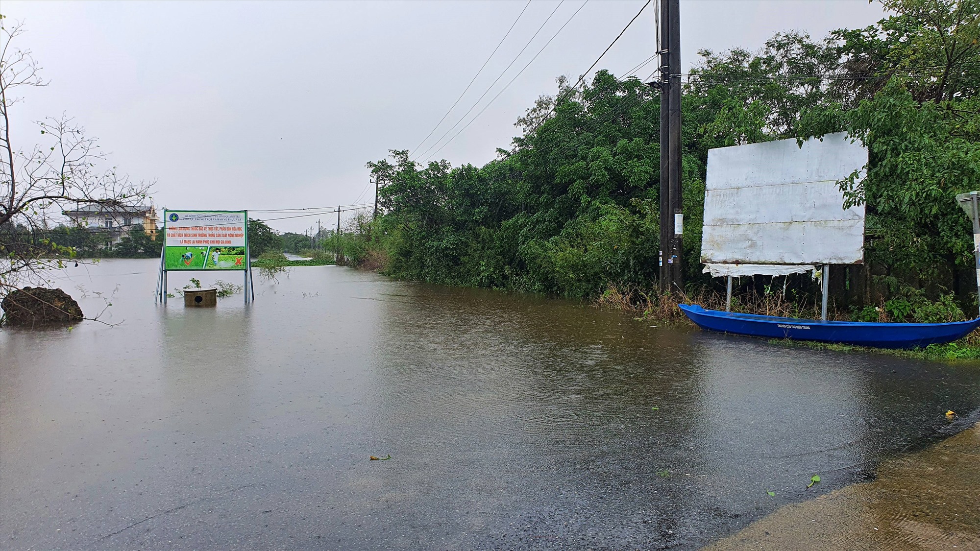 Nhiều tuyến đường giao thông trên địa bàn huyện Hải Lăng bị ngập sâu – Ảnh: L.A