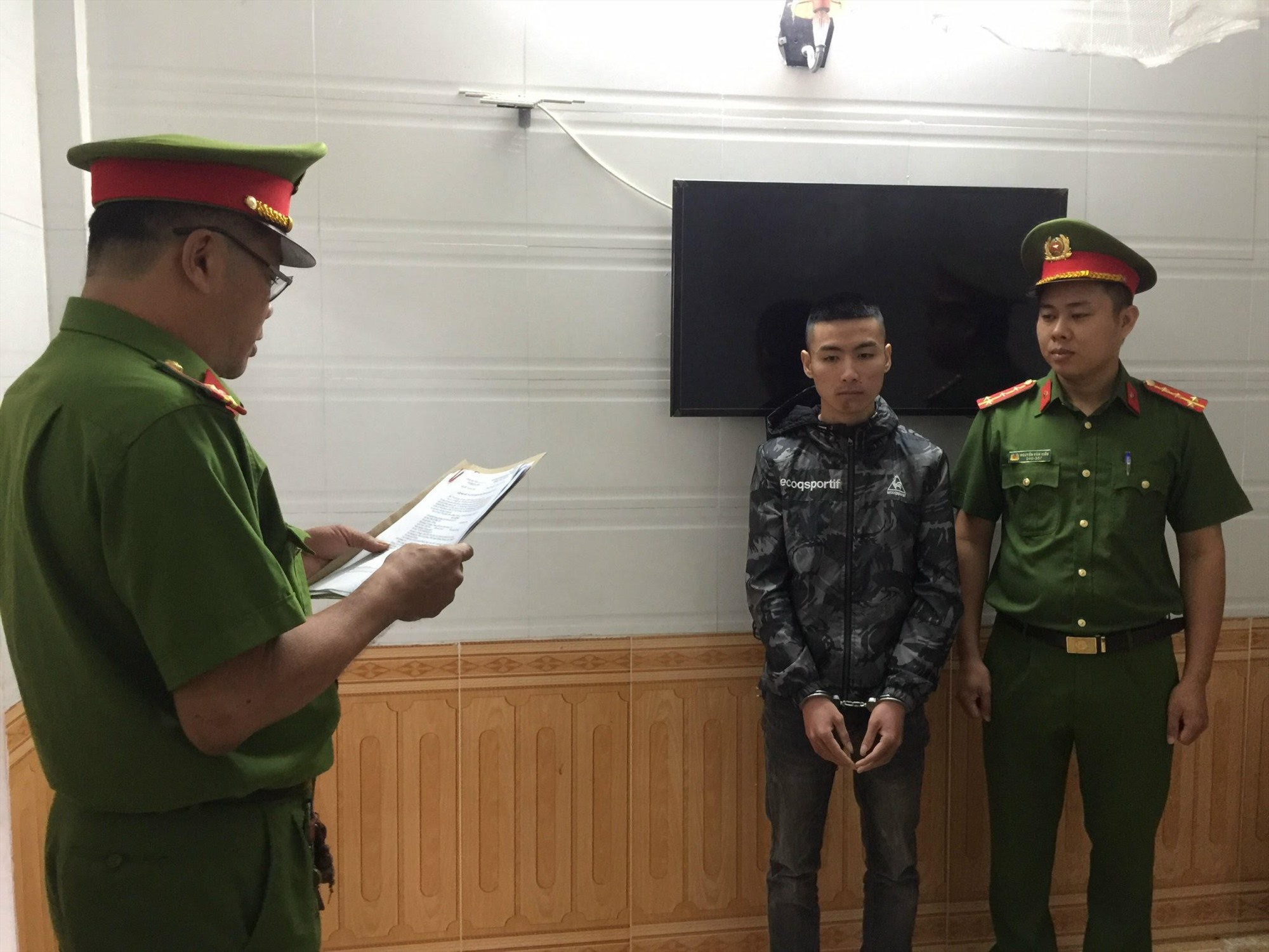Lực lượng công an bắt tạm giam đối tượng Trần Phú Ba - Ảnh: T.K