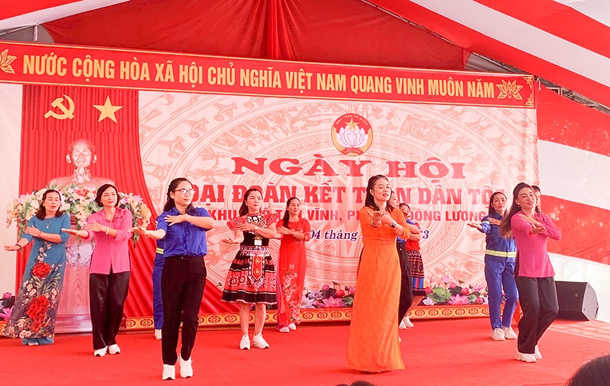 Người dân biểu diễn văn nghệ tại Ngày hội Đại đoàn kết toàn dân tộc KDC Tân Vĩnh, Đông Lương, TP. Đông Hà năm 2023 - Ảnh: P.L