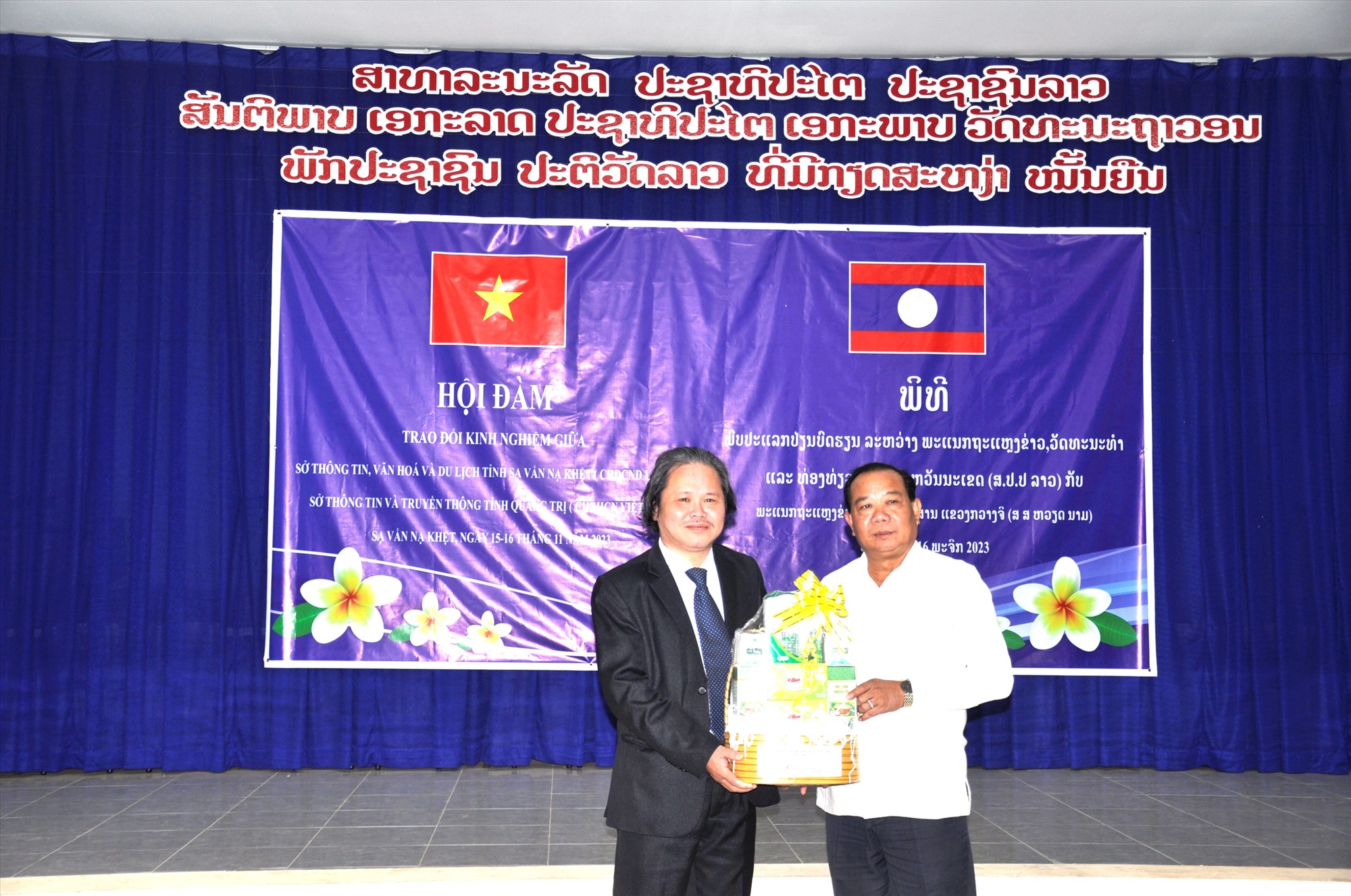 Đại diện đoàn công tác tỉnh Quảng Trị tặng quà cho tỉnh Savannakhet-Ảnh: N.T.C