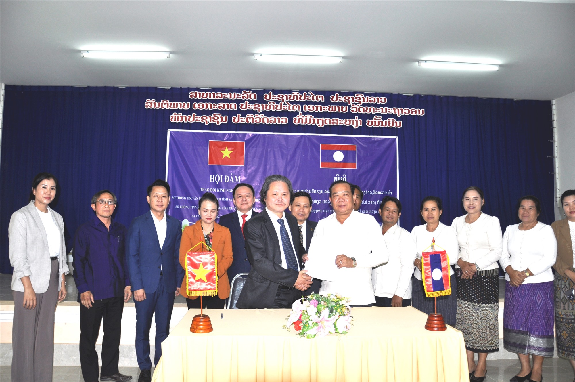 Ký kết biên bản hợp tác truyền thông giữa Sở Thông tin, Văn hóa và Du lịch tỉnh Savannakhet và Sở Thông tin và Truyền thông Quảng Trị-Ảnh: N.T.C