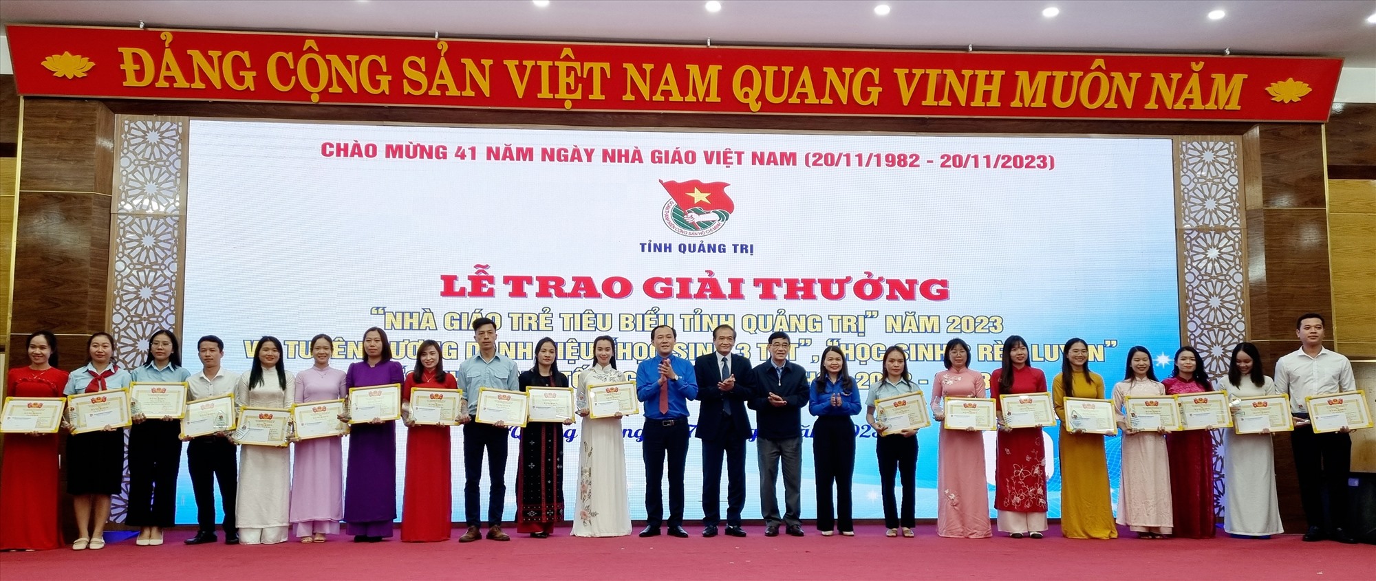 Trao Giải thưởng “Nhà giáo trẻ tiêu biểu tỉnh Quảng Trị” năm 2023 cho 20 cán bộ, giảng viên, giáo viên - Ảnh: K.S