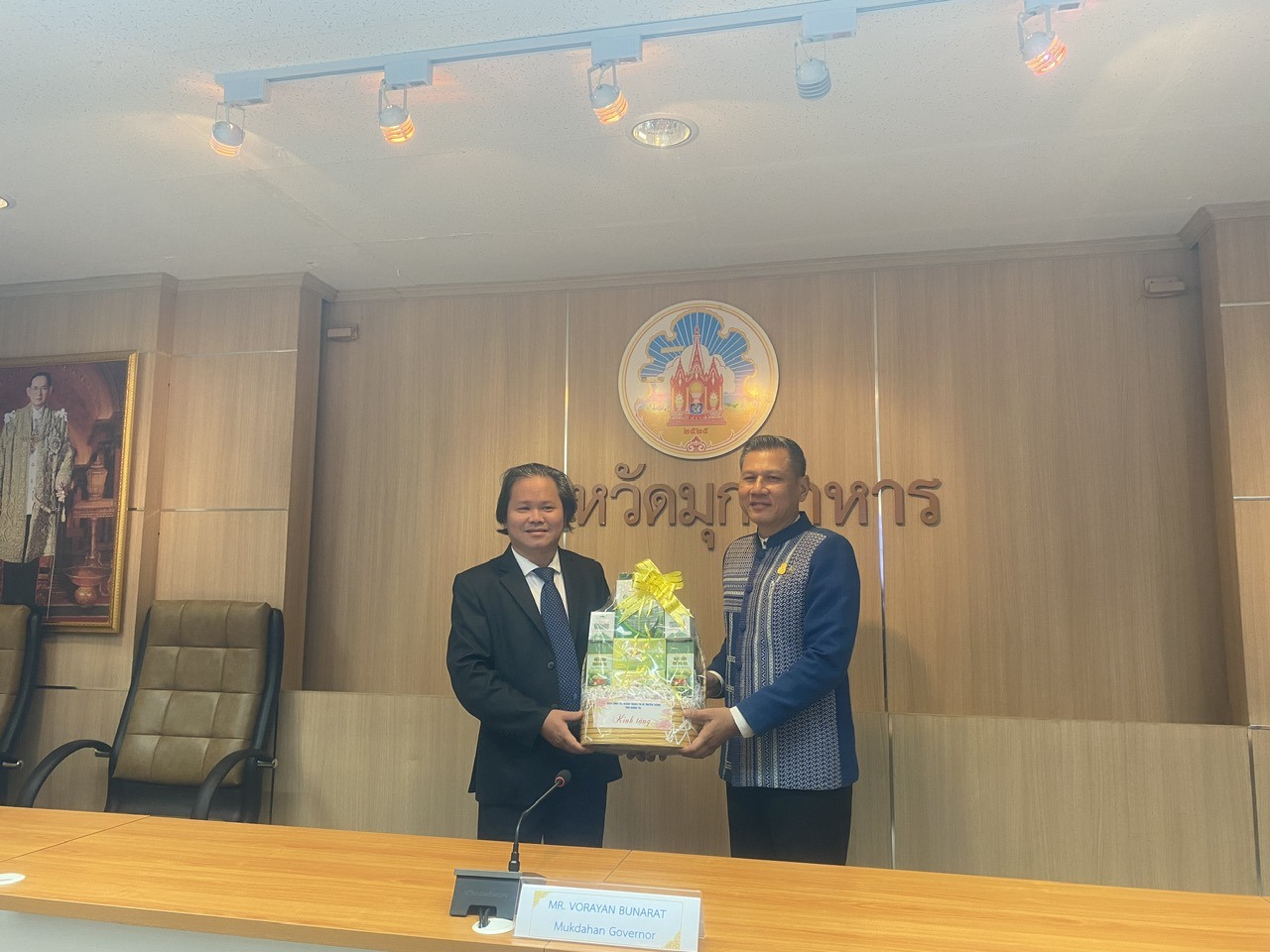 Phó Giám đốc Sở Thông tin và Truyền thông Quảng Trị Nguyễn Hoàn tặng quà cho Tỉnh trưởngMukdahan Worayan Bunarat-Ảnh: N.T.C