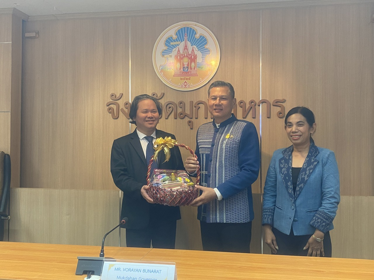 Tỉnh trưởng Mukdahan Worayan Bunarat tặng quà cho đoàn công tác tỉnh Quảng Trị - Ảnh: N.T.C