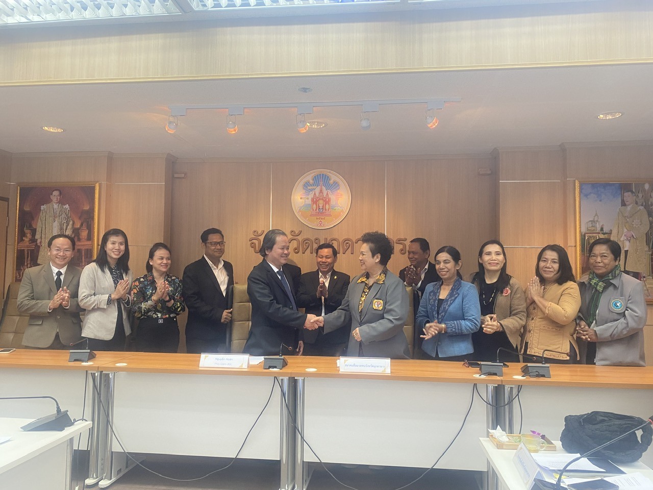 Lãnh dạo Sở Thông tin và Truyền thông Quảng Trị và Hiệp hội Báo chí tỉnh Mukdahan ký kết biên bản ghi nhớ tại buổi hội đàm - Ảnh: N.T.C
