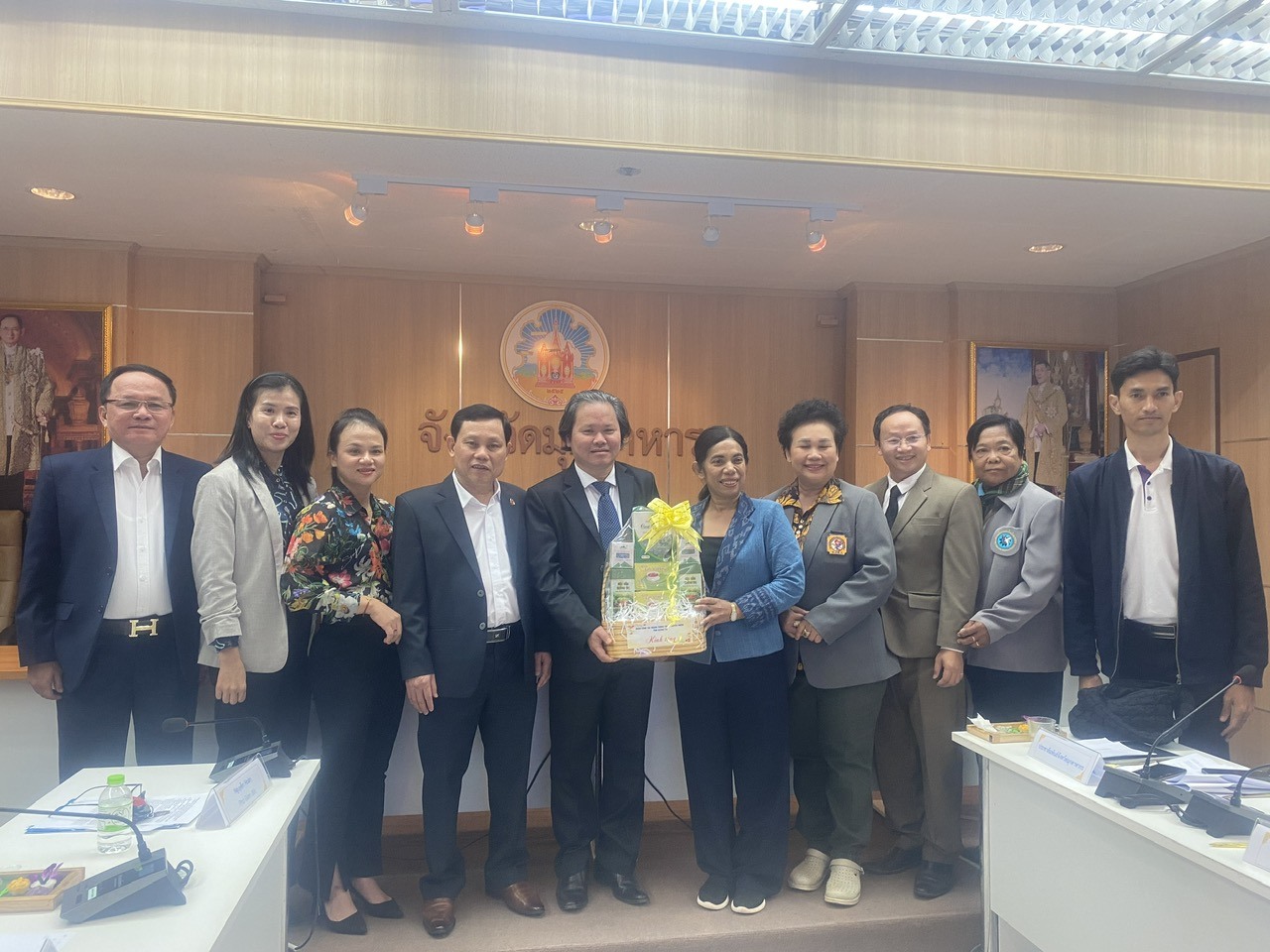 Đoàn công tác tỉnh Quảng Trị tặng quà cho đoàn công tác tỉnh Mukdahan-Ảnh: N.T.C