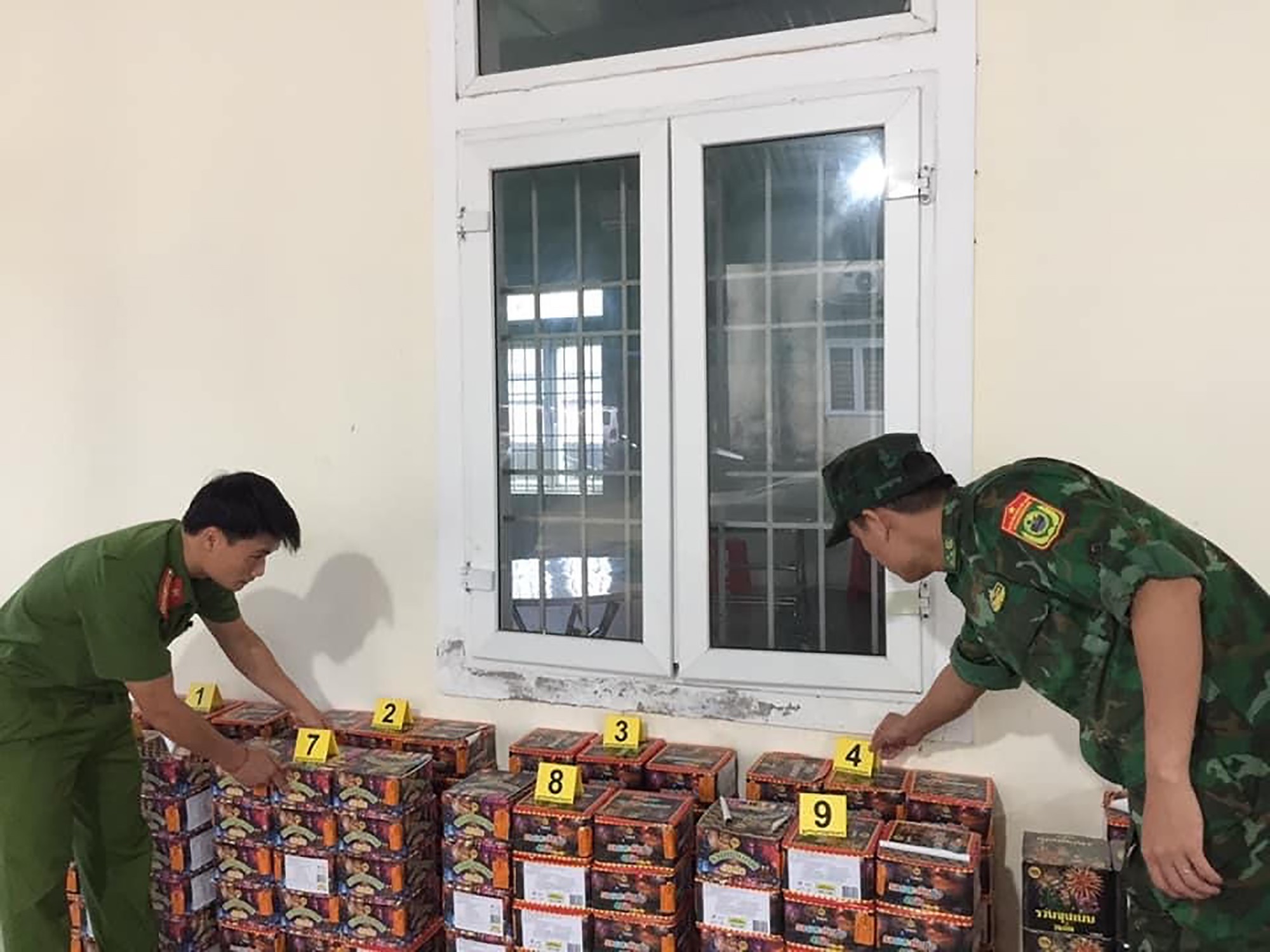 Công an huyện Đakrông phối hợp bắt giữ vụ vận chuyển hàng cấm -Ảnh: D.T