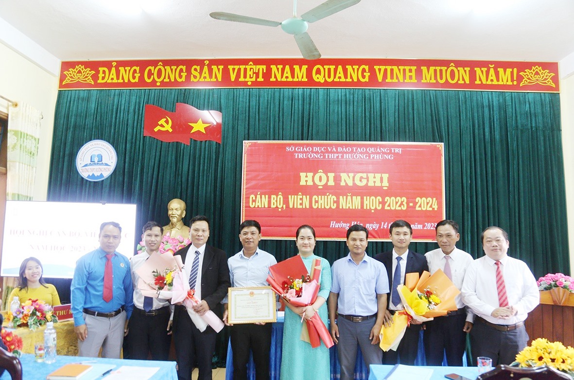 Thầy giáo Đỗ Văn Kiện (thứ 2 từ trái sang) cùng hội đồng nhà trường tại hội nghị cán bộ, viên chức 2023-2024 -Ảnh: T.L