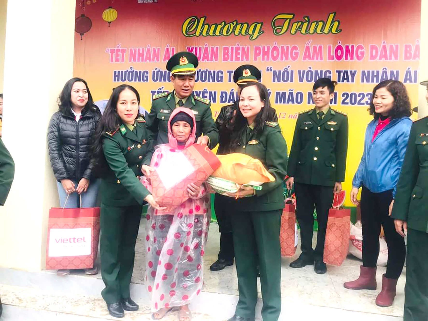 Đại úy Bùi Thị Vân Khánh (hàng đầu, bên trái) cùng hội viên Hội Phụ nữ BĐBP tỉnh, cán bộ Đồn Biên phòng Ba Nang tặng quà cho gia đình có cảnh khó khăn tại xã Ba Nang, huyện Đakrông -Ảnh: T.P