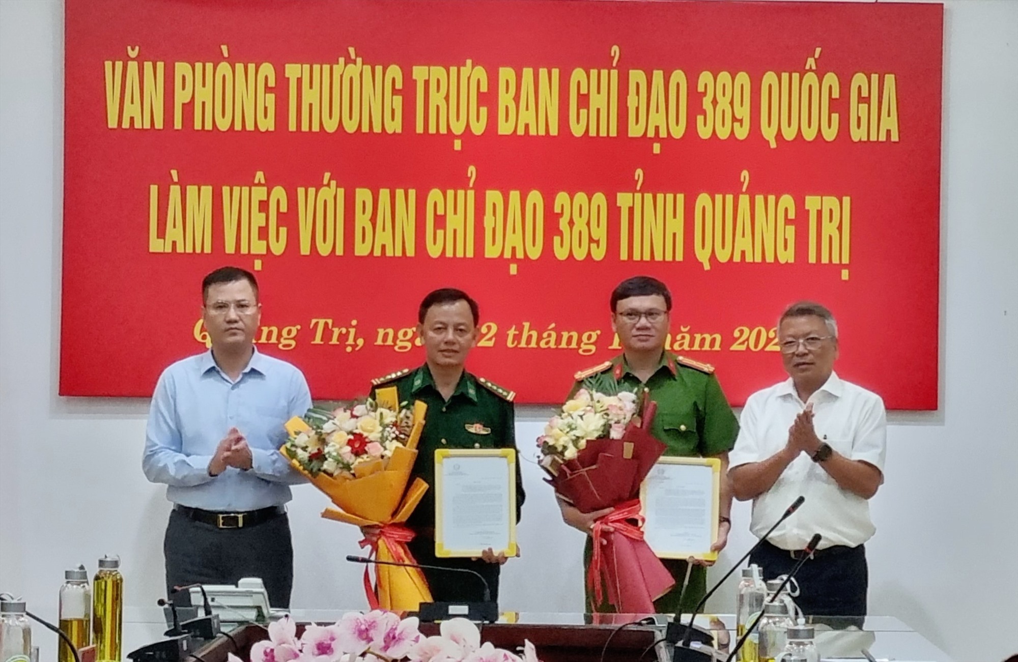 Trao thư khen của Phó Thủ tướng Chính phủ Trần Lưu Quang cho Bộ chỉ huy Bộ đội Biên phòng tỉnh và Công an tỉnh Quảng Trị - Ảnh: K.S