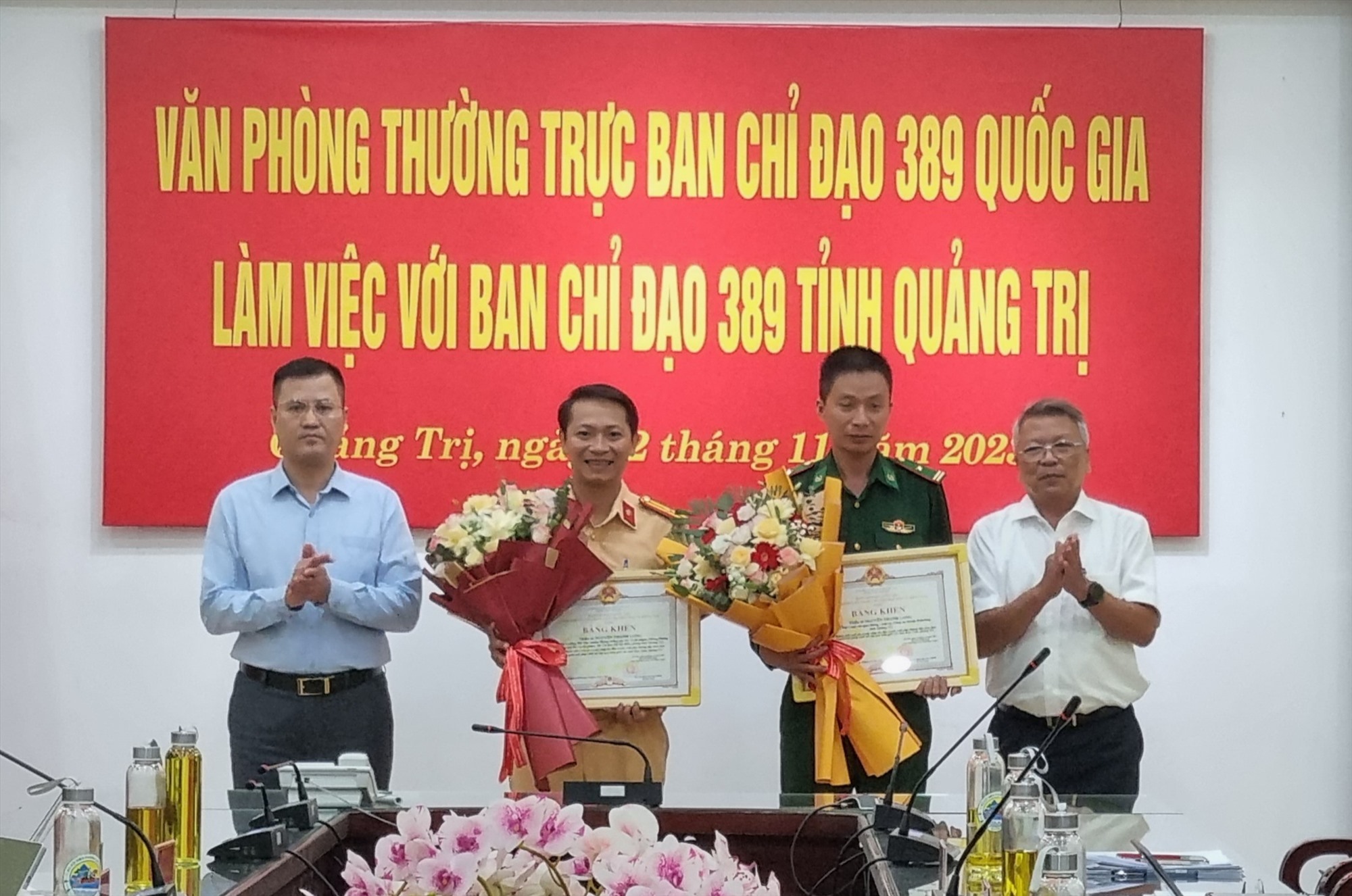 Trao bằng khen của BCĐ 389 quốc gia cho 2 cá nhân có thành tích xuất sắc trong công tác đấu tranh, triệt phá đường dây mua bán, vận chuyển trái phép chất ma túy qua biên giới - Ảnh: K.S