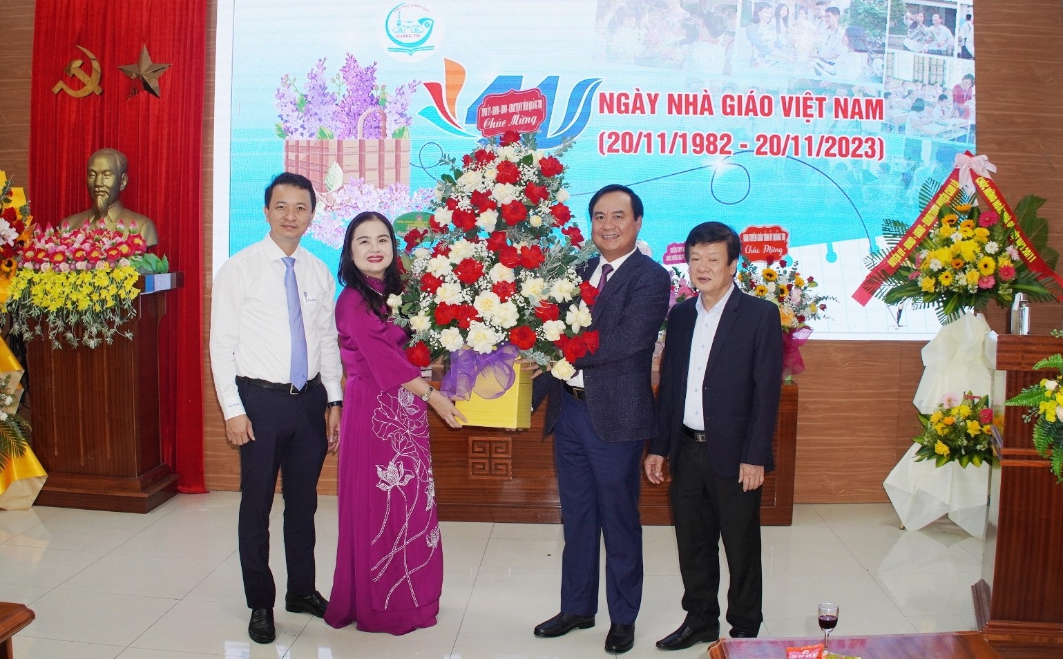 Chủ tịch UBND tỉnh Võ Văn Hưng tặng hoa chúc mừng Sở Giáo dục và Đào tạo nhân ngày Nhà giáo Việt Nam - Ảnh: T.N