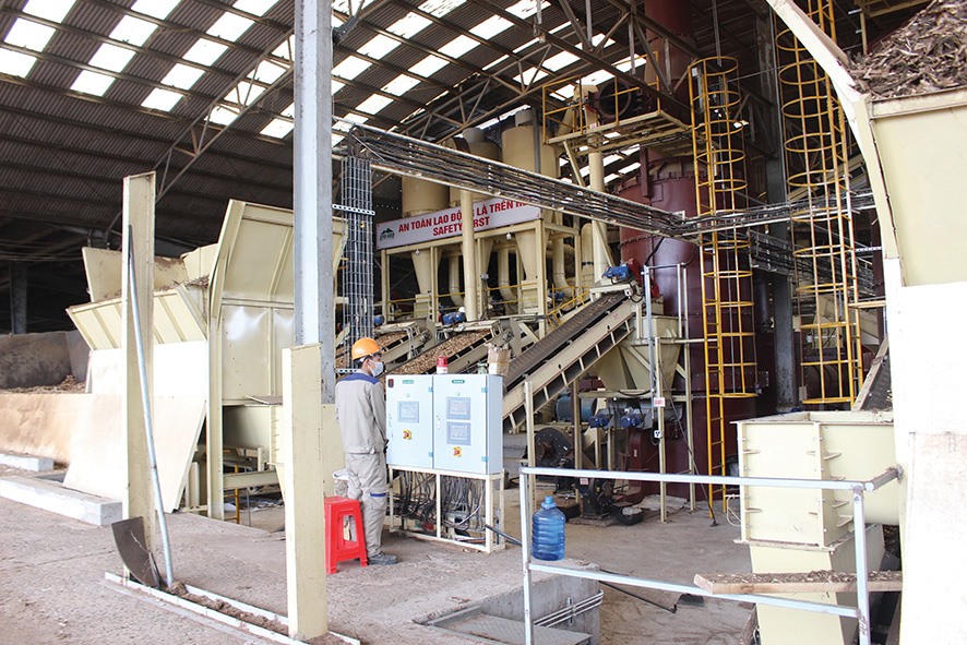 Quy trình sản xuất hiện đại tại Nhà máy viên nén năng lượng Cam Lộ - Ảnh: T.T