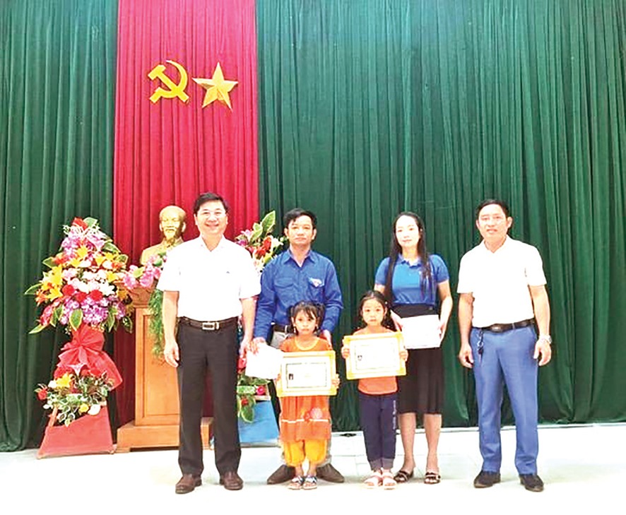 Quỹ “Cho con” nhận nuôi 2 trẻ mồ côi người Vân Kiều ở xã Linh Trường, huyện Gio Linh -Ảnh: N.T.H