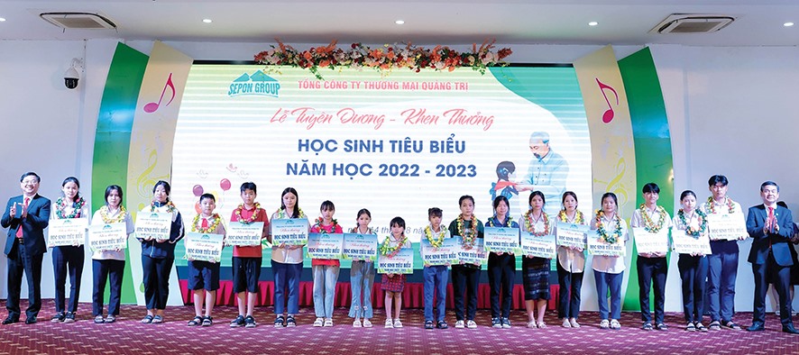 SEPON GROUP tuyên dương học sinh tiêu biểu năm học 2022-2023 cho các cháu là thành viên Quỹ “Cho con” -Ảnh: N.T.H